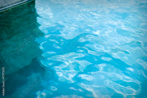 Piscine d'eau turquoise avec reflets et texture