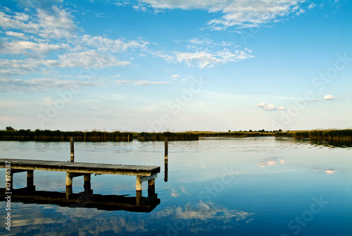 Steg im Wasser am See