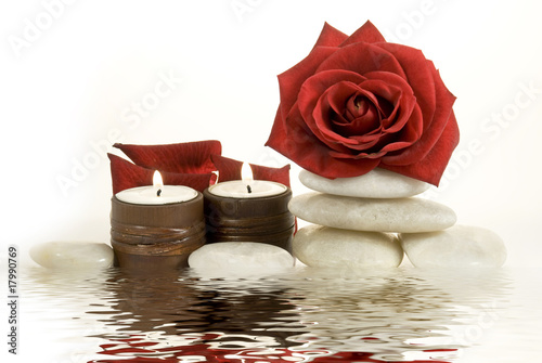 rosa rossa con candele accese photo