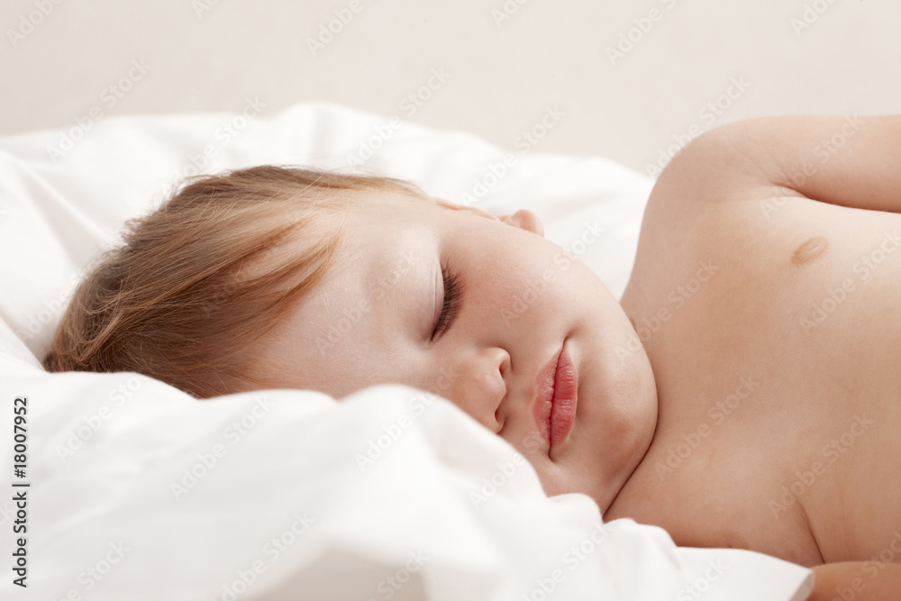 Baby lying in white sheets - obrazy, fototapety, plakaty 