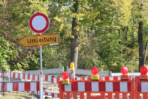 Umleitungsschild an einer Strassenbaustelle