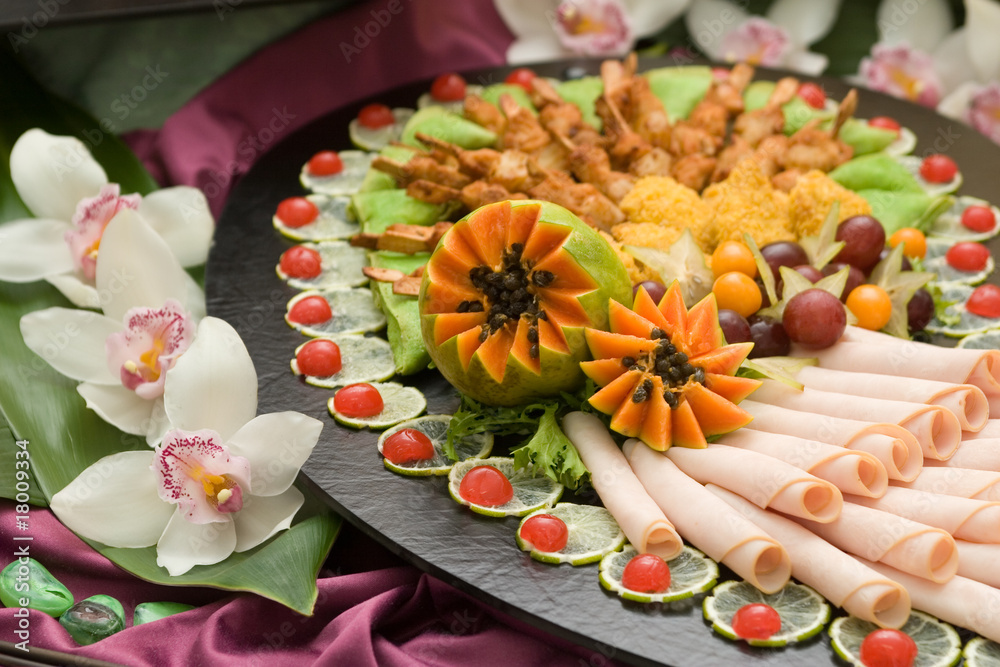 Aufschnittplatte gemischt mit Fruechten Stock-Foto | Adobe Stock