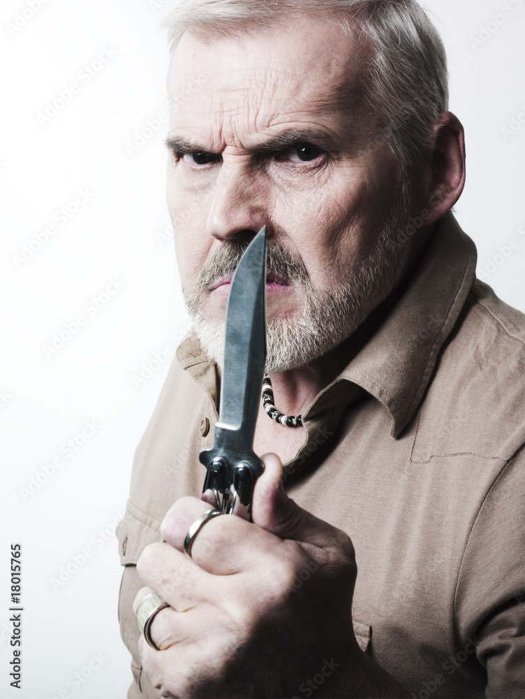 homme 50-55 ans arme blanche poignard menace