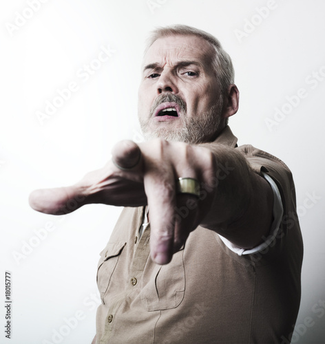 homme 55-60 ans provocation impertinence grossièreté