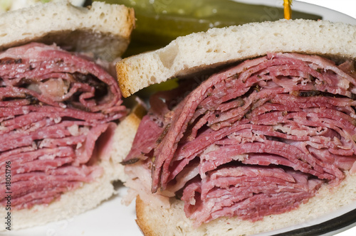 Foto corned beef pastrami combination sandwich rye bread pickles