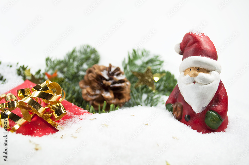 Weihnachtsmann mit Schnee und Geschenk