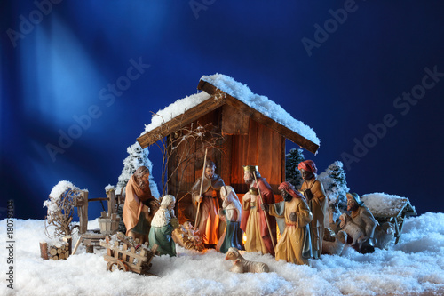 weihnachten krippe im schnee