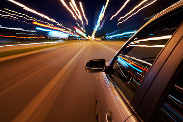 Fotobehang Snelle auto Snelrijdende auto op asfaltweg  © Maksim Toome