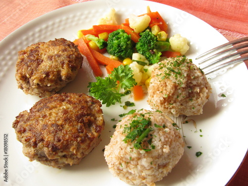 Dinkelbällchen mit Frikadelle und Kaisergemüse photo