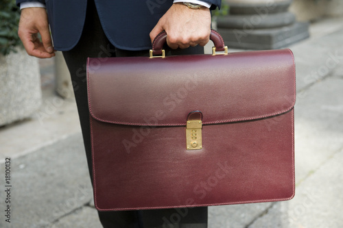 Uomo con borsa