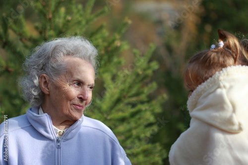 femme âgée regardant tendrement un bébé fille