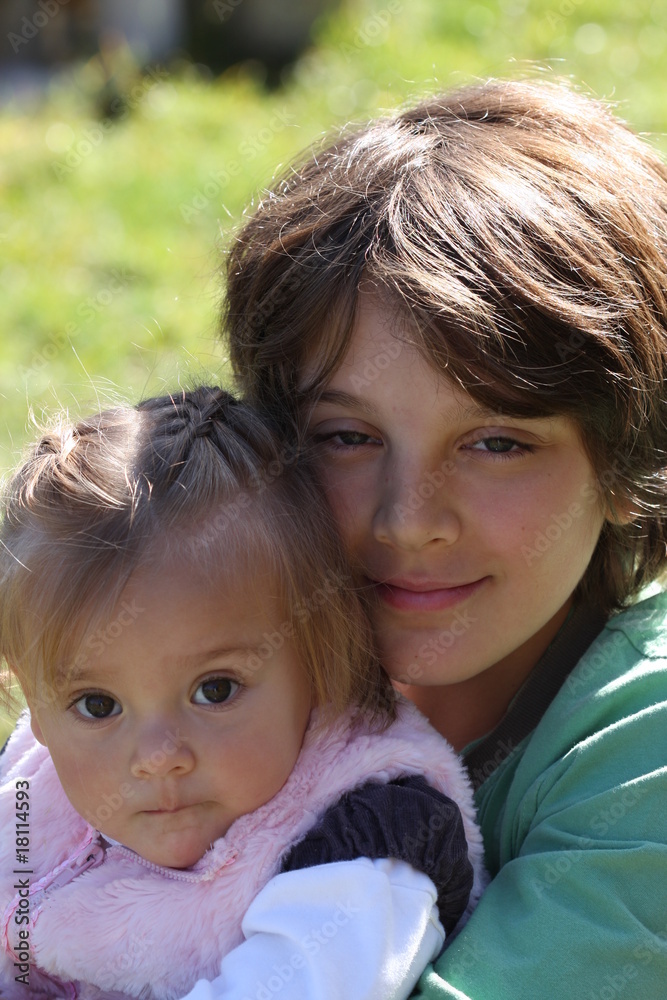 jeune garçon et sa petite soeur jeune garçon et sa petite soeur
