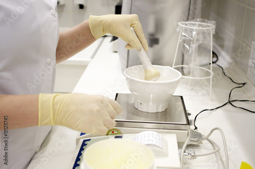 Zubereitung von Medizin oder einer Chemikalie im Labor photo