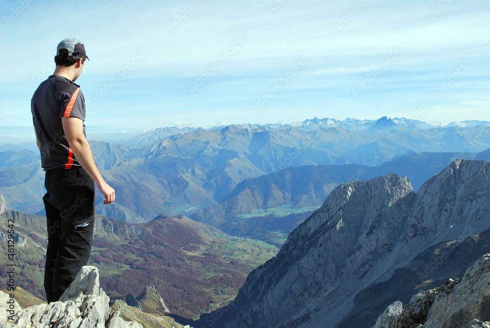 Naklejka premium Turysta w cyrku Lescun