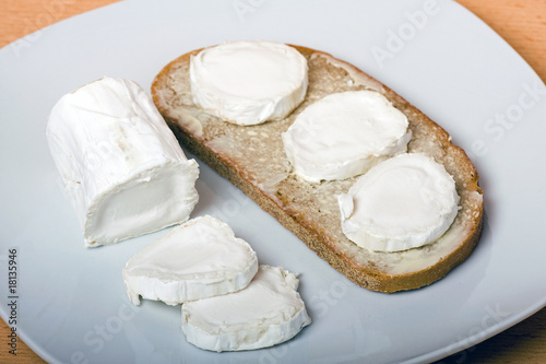 Brot mit Ziegenkaese photo