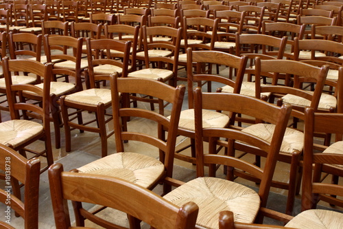 Ensemble de chaises vides dans une église