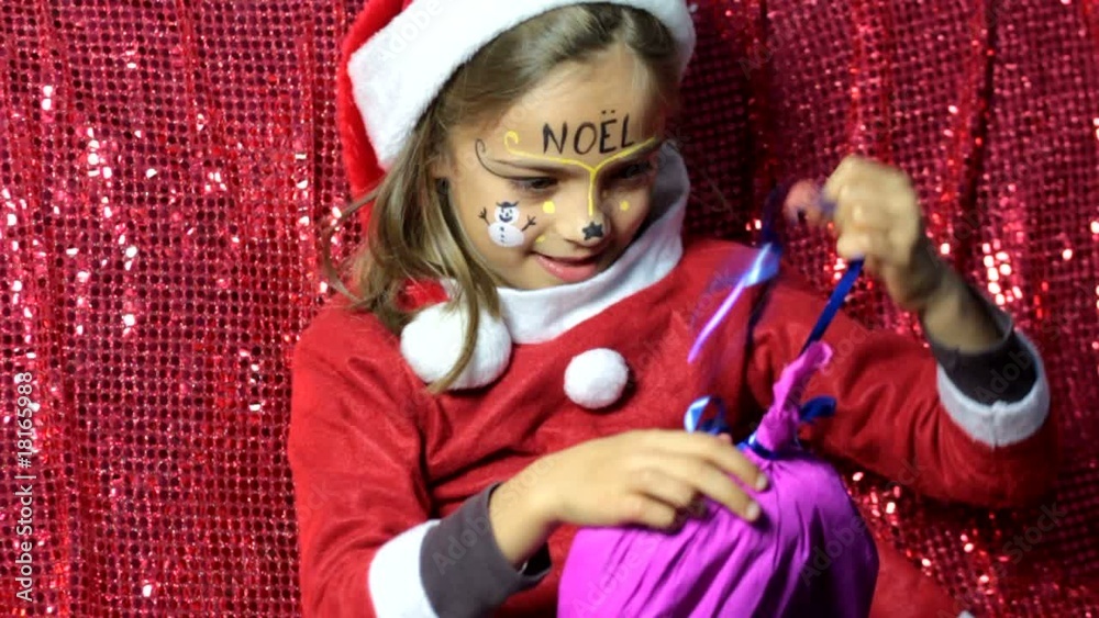 ouvrir son cadeau et découvrir une peluche