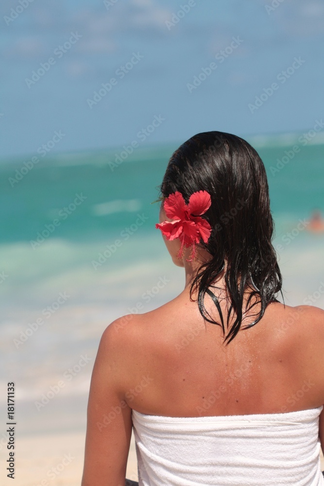 Fototapeta premium Kobieta na plaży podczas zabiegu spa