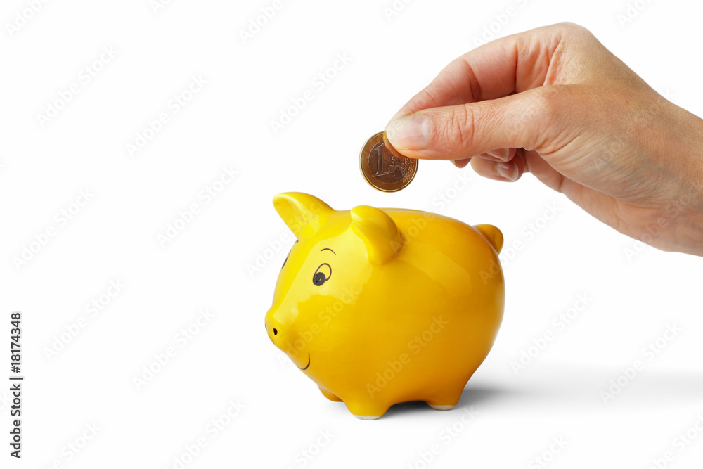 Gelbes Sparschwein bekommt einen Euro Stock-Foto | Adobe Stock