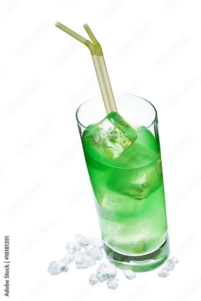 grünes getränk in schrägem glas, mit crush eis grünes getränk in schrägem glas, mit crush eis