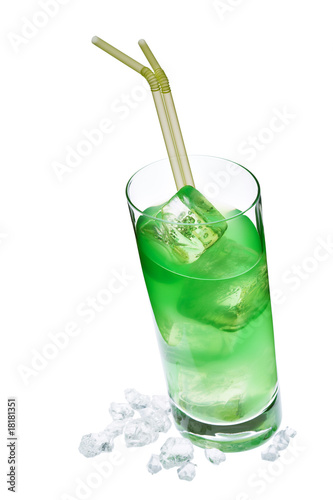 grünes getränk in schrägem glas, mit crush eis