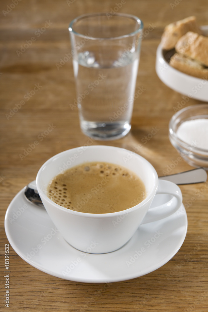 Espresso mit Wasser nach dem Essen Espresso mit Wasser nach dem Essen