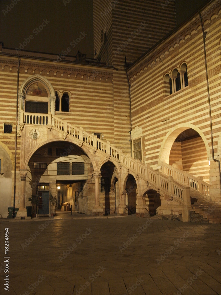Escalera de la torre dei Lamberti en Verona