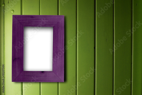 décoration maison cadre bois violet vide fixé sur un mur vert photo