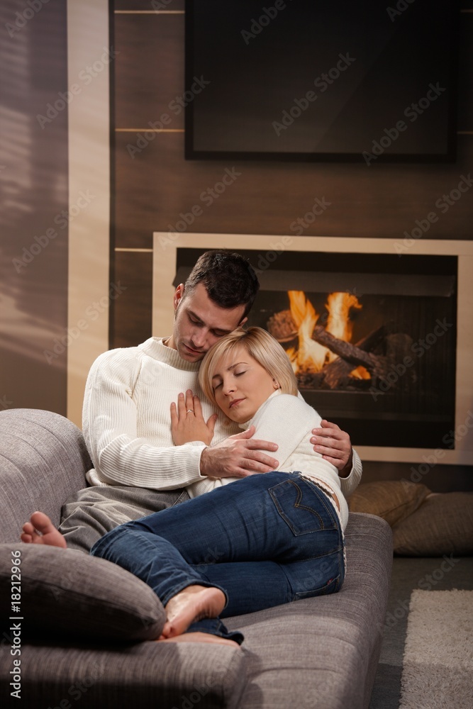 Naklejka premium Couple hugging home