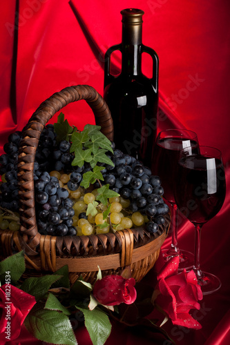 Fototapeta Naklejka Na Ścianę i Meble -  Appetizing grapes in a basket