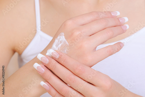 Skincare of hands by using moisturizing cream