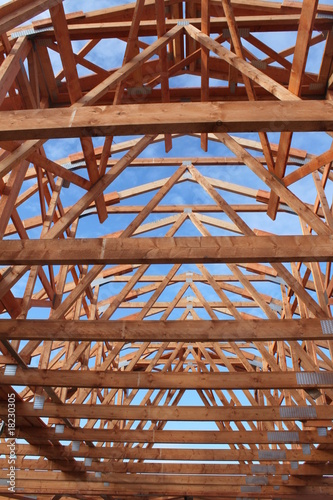 neuer Dachstuhl mit blauem Himmel