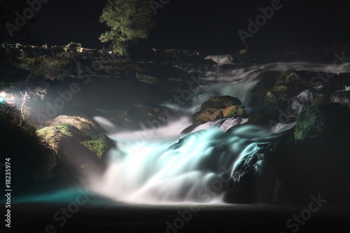 Obraz na płótnie Rheinfälle in Schaffhausen in der Schweiz bei Nacht w salonie