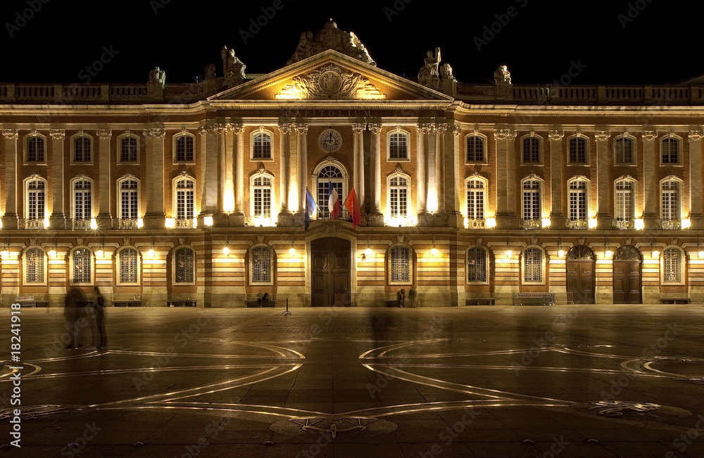 Capitole de Toulouse et croix occitane la nuit