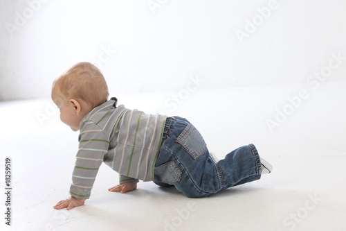 bebe a quatre pattes