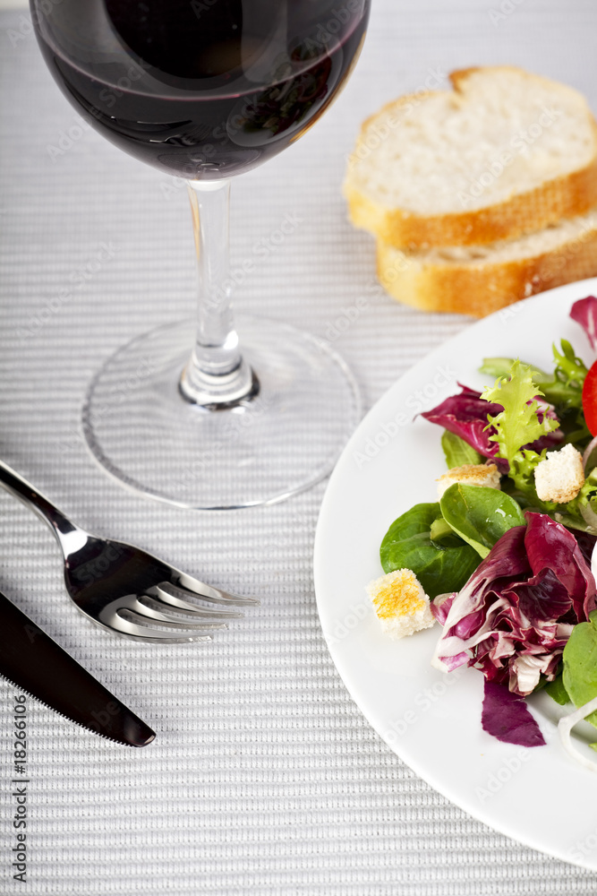 gemischter Salat, eine Gabel und ein Messer gemischter Salat, eine Gabel und ein Messer