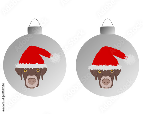 Hundekopf mit Nikolausmütze auf Weihnachtskugel