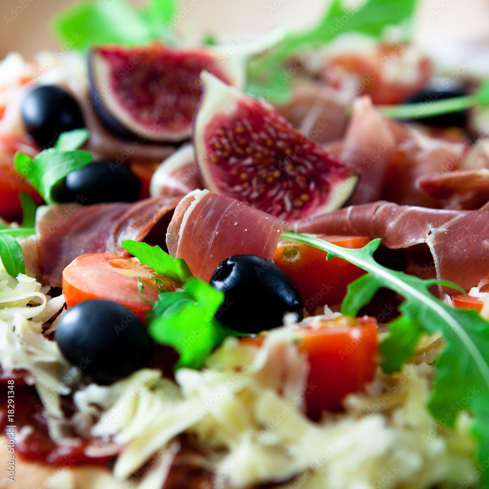 Pizza with prosciutto and figs
