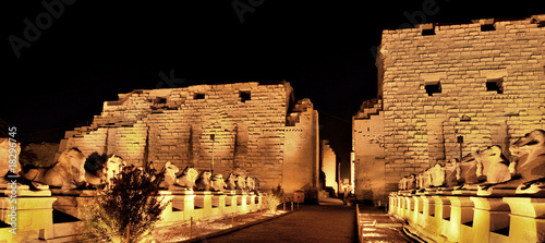 temple de karnak la nuit