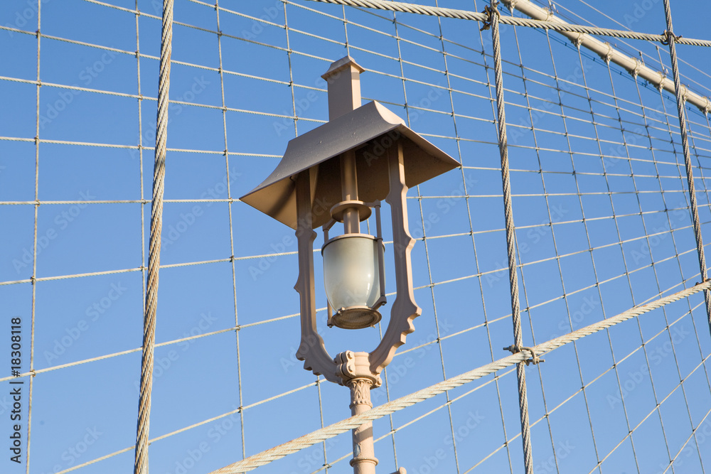 Obraz premium Lampe mit Stahlseilen der Broolyn Bridge in New York City
