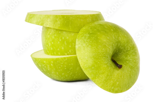 Grüner Apfel aufgeschnitten und isoliert vor weißem Hintergrund