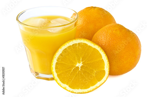 Orangensaft mit Orangen isoliert