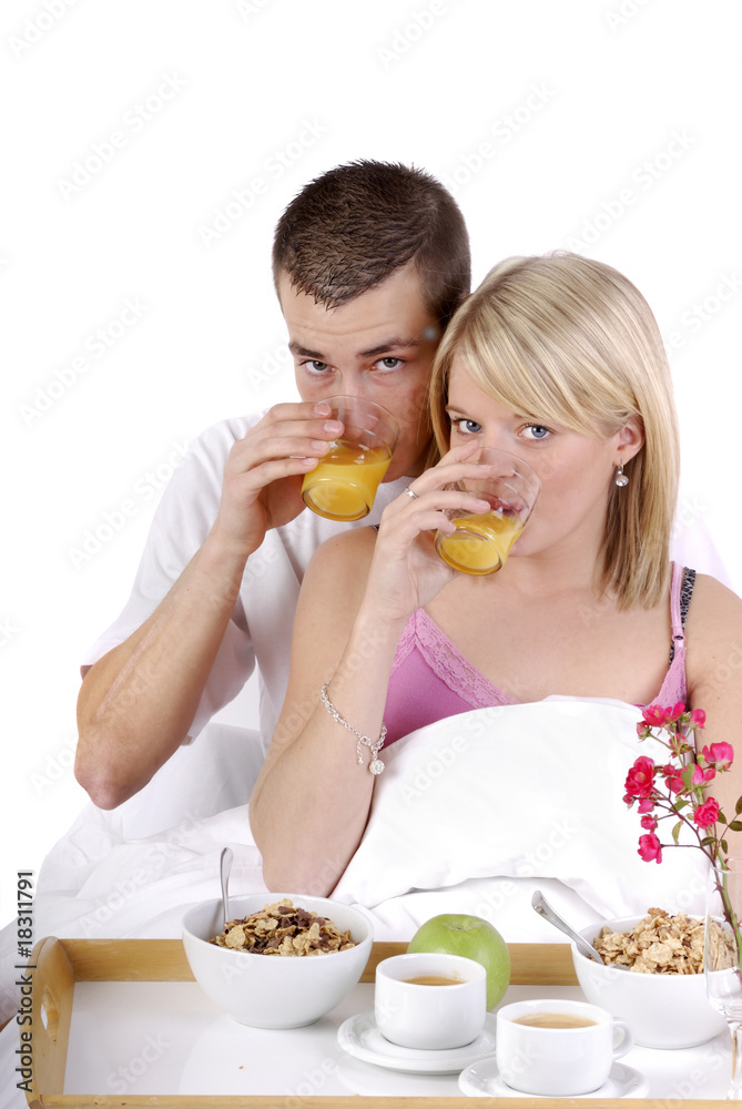 beau petit couple avec le petit déjeuner au lit Stock Photo | Adobe Stock