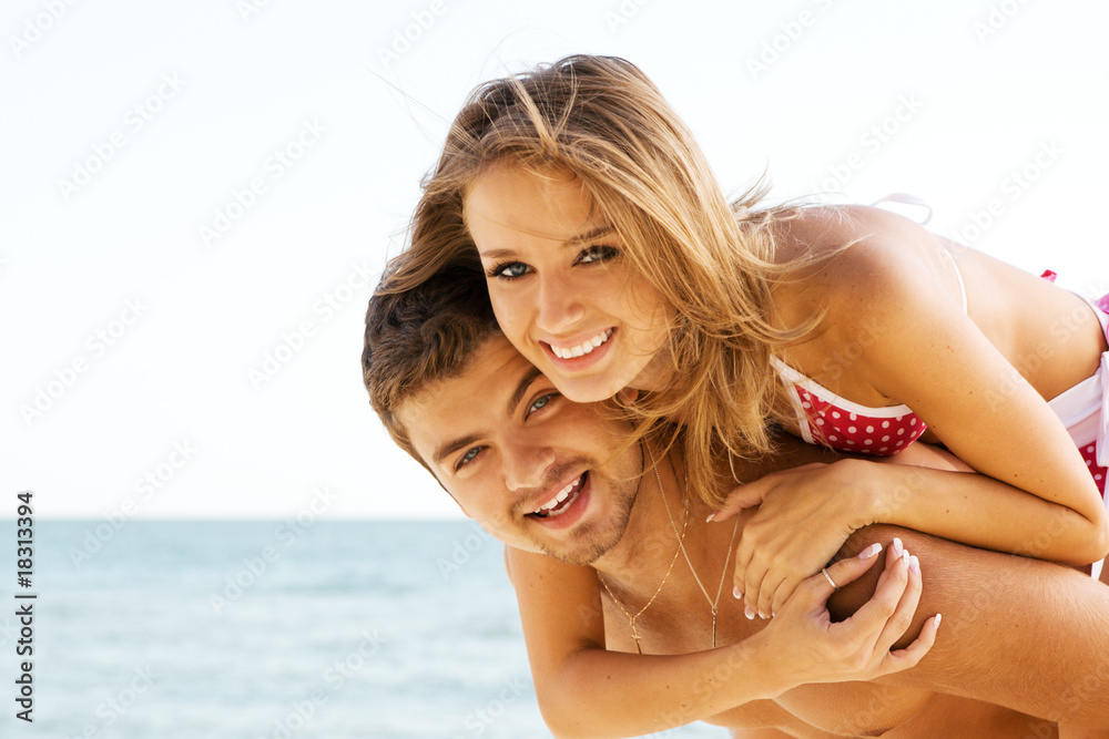 Naklejka premium Beautiful couple having fun on the seaside