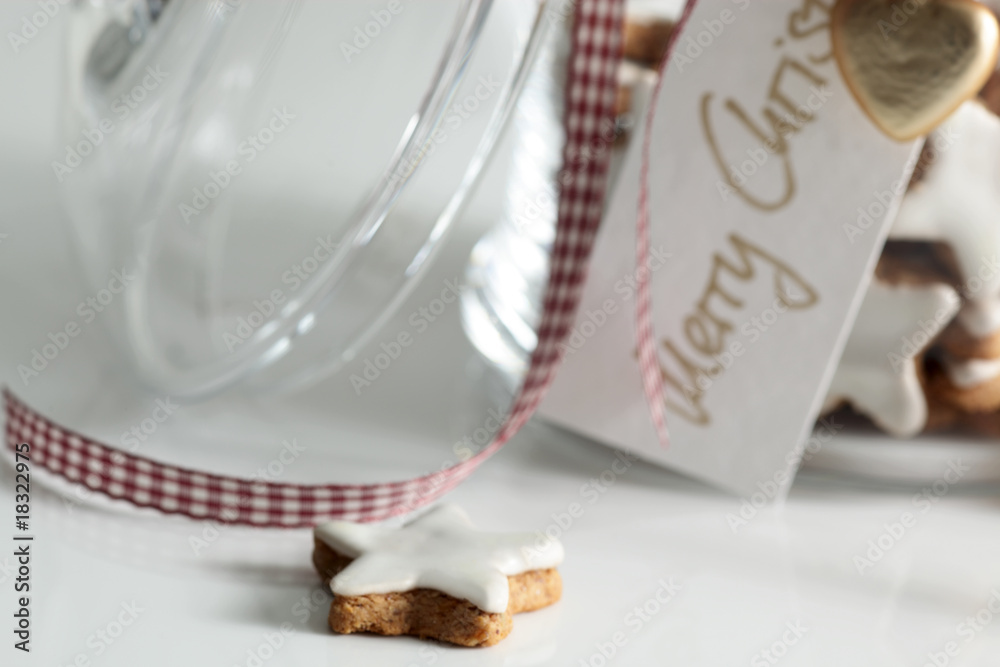 Fototapeta premium Weihnachten, Zimtsterne im Glas auf weissem Acryl