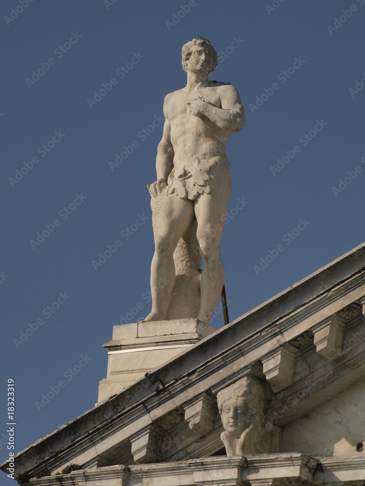 Escultura en lo alto de S. Mª de Nazaret en Venecia