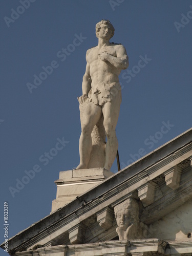 Escultura en lo alto de S. Mª de Nazaret en Venecia