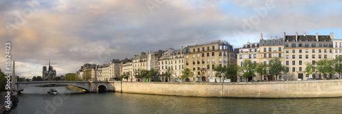 bridge and building at the historical center of Paris