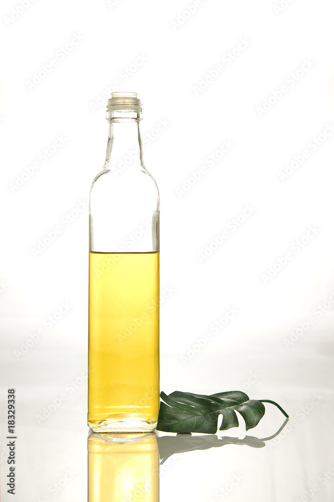 Fototapeta premium bouteille d'huile végétale sur fond blanc