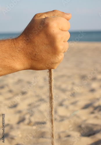 Canvas Print Man's hand  strew sand